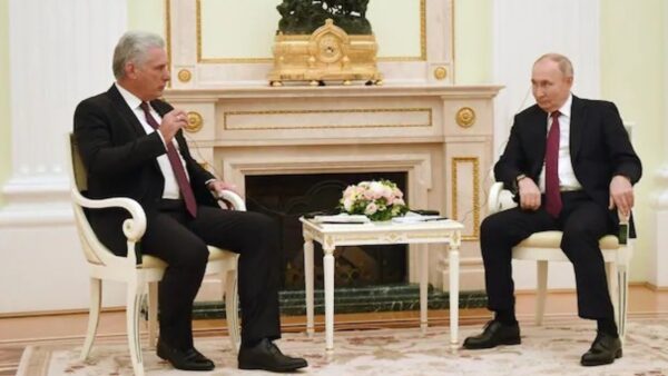 Vladimir Putin's hands turn purple during a meeting with Cuban president